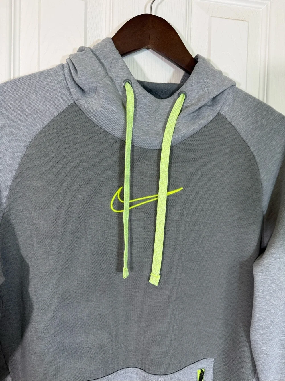 Nike Therma-Fit Men’s Gray Pullover Hoodie Neon Zip Pockets Sweatshirt Size M